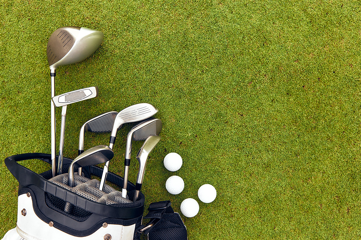 Golfausr&uuml;stung auf dem gr&uuml;nen Rasen
