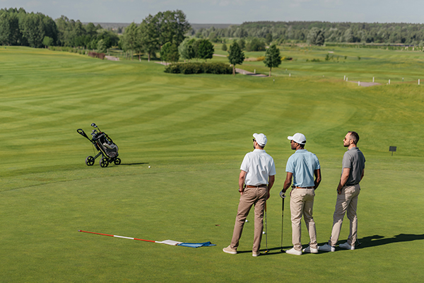 Kleine Trainingsgruppe auf dem Golfplatz